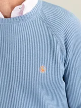 Jersey de punto inglés verde con rayas horizontales blancas, cuello redondo y logo bordado en el pecho.