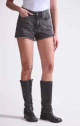 Short de jean negro con lavado stone wash, bigotes, tiro medio, calce clásico, cinco bolsillos y ruedo desflecado.