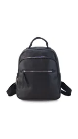 Mochila color caramelo de símil cuero, con dos bolsillos frontales con cierre y bolsillos laterales abiertos. Interior forrado con dos bolsillos con cierre y uno abierto. Tiene asa de mano y correas regulables.