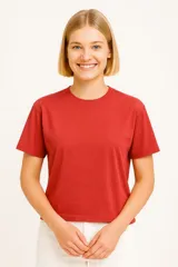 Remera de algodón color ladrillo, de corte recto, con cuello redondo y mangas cortas.