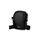 Bandolera pequeña de símil cuero negro, con forma rectangular y esquinas redondeadas. Posee doble cierre en la parte superior y correa ajustable de tela negra con logo repetido.