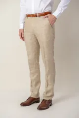 Pantalón de vestir de lino color beige, corte slim fit, con bolsillos laterales y traseros.
