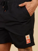 Short de baño negro con cintura elástica ajustable con cordón naranja. Presenta un pequeño estampado en la pierna derecha.