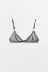 Bralette triangular gris de algodón con ribete de encaje blanco y detalle de moño rosa en el centro. Tiene tirantes finos ajustables y cierre trasero con ganchos metálicos.