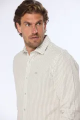 Camisa blanca de lino a rayas celestes, de manga larga, cuello mao y corte slim fit.