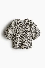 Top de punto de algodón con estampado animal print, cuello redondo y mangas globo cortas con ribete elástico.