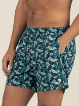 Short de baño azul con estampado floral, diseñado para actividades acuáticas y deportivas, con tejido de secado rápido y protección UV.