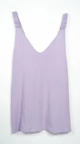 Top lila con breteles elásticos y espalda baja.