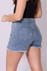 Short de jean azul con detalles de strass verticales y terminación desflecada.