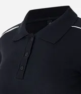 Polo de manga corta color blanco roto, confeccionado en tejido de punto acanalado (rib). Presenta cuello tradicional y una fina línea negra que recorre la costura del hombro hasta la manga.