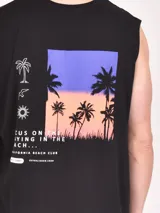 Musculosa negra con cuello redondo y sisa amplia, con pequeño estampado de palmera en el pecho.