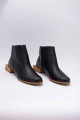 Botines de cuero negro con cierre lateral y taco bajo cuadrado de madera.