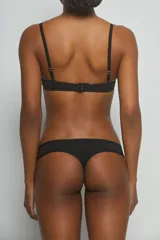 Culotte less negro con tiras finas.