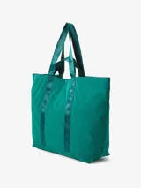 Bolso tote negro de Carhartt WIP, modelo Canby. Confeccionado en tafetán de nailon ligero, con compartimento principal con cierre de botón a presión, bolsillo interior con cremallera y bolsillo exterior. Asas de cincha resistentes y etiqueta cuadrada de Carhartt.