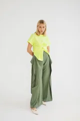 Pantalón verde oliva tipo pareo con tajos en los costados.