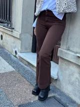 Pantalón de jean marrón de corte wide leg.