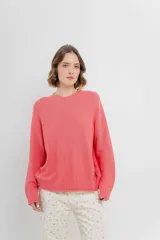 Sweater azul de punto medio, amplio, suave, con escote a la base y puños en mangas y en acabado inferior.
