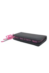 Billetera negra con estampado de la palabra 'Trendy' en rosa. Incluye llavero con forma de patineta rosa y cordón blanco y negro.