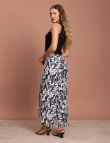 Pantalón largo de lino estampado en blanco y negro, con pretina ancha elastizada tipo smock, pierna ancha y ruedo con tajo.