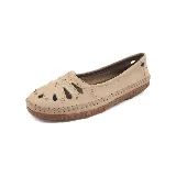 Zapato bajo de cuero color marrón con perforaciones decorativas, costuras a la vista y plantilla acolchada.