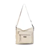 Bandolera morral color negro con apertura superior con cierre. Cuenta con dos bolsillos frontales con cierre, un bolsillo trasero con cierre y tres bolsillos interiores con división y cierres. La correa es de galón regulable a tono.