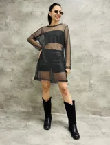 Vestido corto de red con mangas largas, disponible en color negro y color beige.