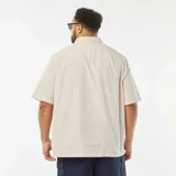 Camisa beige de manga corta con cuello clásico y corte confort fit.