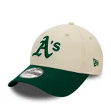 Gorro New Era 9FORTY ajustable, color crema con visera verde, logo del equipo Oakland Athletics bordado en verde y parche conmemorativo del campeonato de 1913 en el lateral.