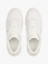 Zapatillas de estilo deportivo urbano, inspiradas en los modelos de baloncesto, destacan por los paneles de texturas mixtas.