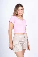 Remera rosa de morley con lycra, de manga corta y escote en V con botones.