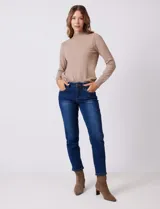Jean skinny de mujer, color azul oscuro con efecto lavado, tiro medio, con pretina, botón, cierre y bolsillos delanteros y traseros.