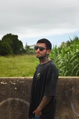 Remera blanca de algodón con cuello redondo y mangas cortas. Estampado en la espalda con un jarrón con flores y la palabra 'tuya'.