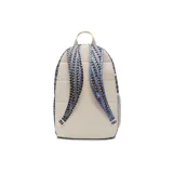 Mochila Nike Elemental con estampado de triángulos en tonos azul, negro y beige. Cuenta con un compartimento principal con cierre, un bolsillo frontal con cierre, un estuche extraíble y correas ajustables.