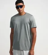 Remera deportiva gris de jacquard con cuello redondo y manga corta. Presenta estampa abstracta y tecnología Dry.