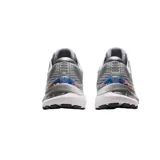 Championes Asics Gel-Kayano 28 Platinum color gris con detalles iridiscentes. Diseñados para running, ofrecen amortiguación y estabilidad.