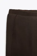 Pantalón marrón de tiro alto con cintura elástica y detalle de pareo superpuesto.