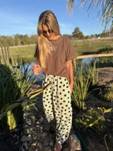 Remera marrón de algodón con logo AW bordado en el frente, corte holgado y mangas cortas.