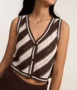 Chaleco de punto con escote en V, rayas diagonales en color marrón y blanco, textura de puntos abiertos y abotonado delantero. Confeccionado con algodón de certificado BCI.