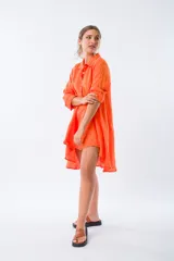 Camisa de lino color naranja, de corte amplio, con botones de nácar y mangas largas.