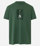 Remera verde militar de algodón para hombre, con cuello redondo, mangas cortas y estampa frontal de una guitarra con follaje y el texto "Tropical Sound".