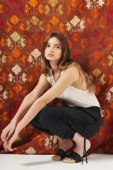 Pantalón negro tipo jogging con cordones ajustables en los laterales.