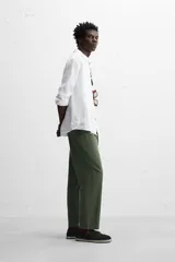 Pantalón azul marino de corte amplio, confeccionado en tejido de mezcla de algodón y lino. Cuenta con cintura elástica ajustable con cordón, bolsillos frontales y bolsillos traseros de vivo.