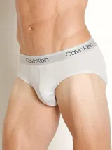 Slip negro de algodón con cintura elástica con logo de Calvin Klein.