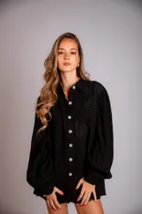 Camisa de muselina color beige, con bordado en la parte delantera y mangas tipo globo.