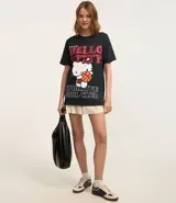 Remera negra de algodón con estampado de Hello Kitty jugando al baloncesto y texto "Sportive Girl Club".