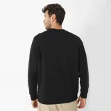 Buzo negro de algodón y poliéster con cuello redondo, mangas largas y puños ajustados. Estampado frontal con el logo de Caterpillar en gris oscuro y logo triangular amarillo en la manga.