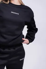 Buzo negro de corte holgado con la palabra 'GRAPHITE' estampada en blanco en el pecho.