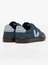 Championes Veja modelo Campo Bold Suede, color azul con logo lateral en celeste y suela marrón.