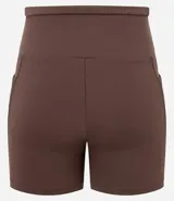 Bermuda deportiva de poliamida color borgoña, con cintura alta texturizada y bolsillos laterales.