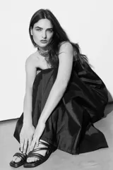 Vestido largo strapless de tafeta azul marino con sutil efecto tornasolado. Tiene elástico en la parte trasera y bolsillos ocultos.